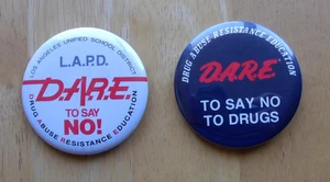 Neu Vintage DARE Knöpfe weiß und schwarz 2 1/4" Durchmesser - Bild 1 von 2