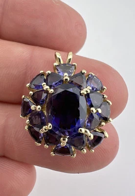Colgante racimo floral de iolita púrpura natural de oro amarillo de 10k de diseño Foto 1 de 4