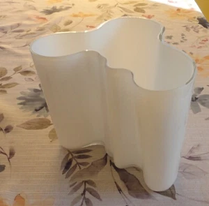 Vaso vintage MCM moderno Iittala Finlandia firmato Aalto vetro bianco cassa 6 1/4" Savoia - Foto 1 di 7