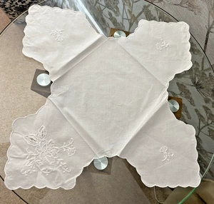 VINTAGE WHITE COTTON BREAD BASKET LINER CLOTH ~WHITE FLORAL EMBROIDERY - Picture 1 of 2