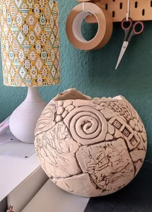 Vase Blumentopf Floral Schnörkel Beige Mokka Ton Blumen braun topf - Bild 1 von 5