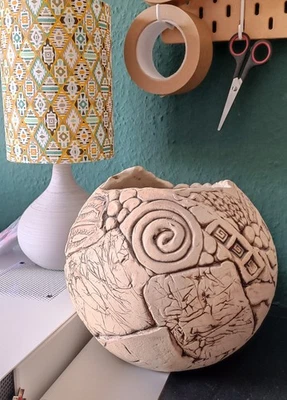 Vase Blumentopf Floral Schnörkel Beige Mokka Ton Blumen braun topf - Bild 1 von 4