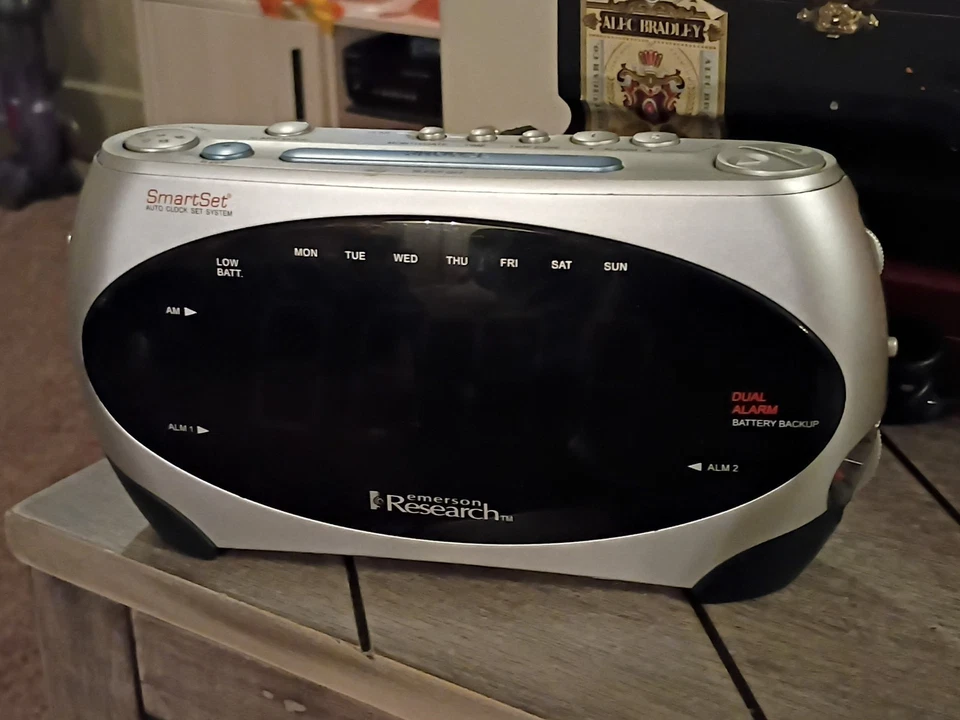 ПРОВЕРЕННЫЙ винтажный Emerson Research SmartSet AM/FM двойной будильник CKS1862 - Изображение 1 из 3
