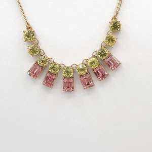 Collar tono dorado con broche de langosta de circonita rosa y verde - Imagen 1 de 6