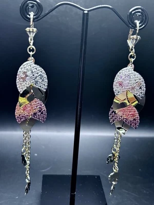 Pendientes rellenos de oro amarillo blanco rosa con elegantes dijes de hoja de cadena de la más alta calidad Foto 1 de 4