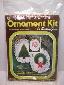 Vintage 80's Crewel Embroidery CHRISTMAS TREE & WREATH Wool Yarn Ornaments Kit - Imagen 1 de 4