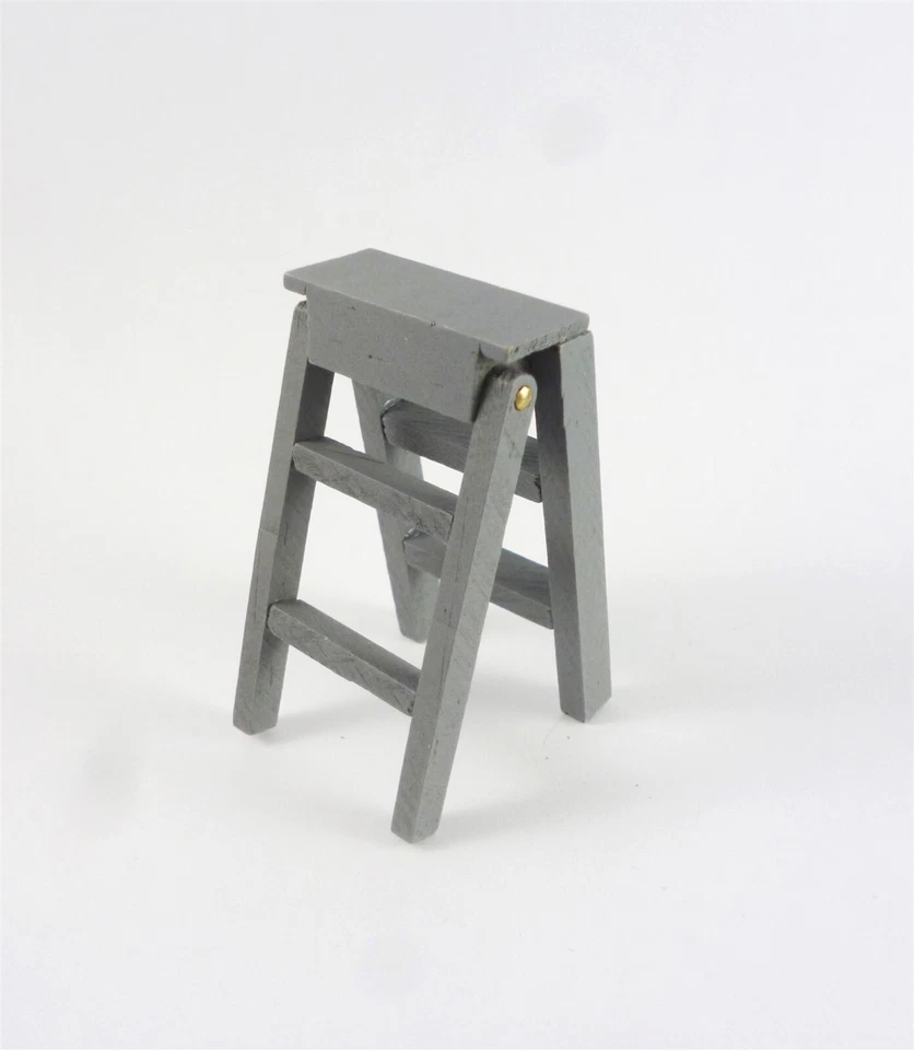 Escalera corta de madera gris miniatura para casa de muñecas de 2", T8438 Foto 1 de 1