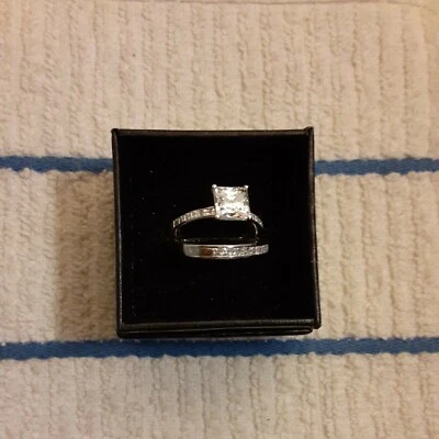 Juego de 2 anillos talla 7 de ley hechos con circonitas color blanco de Swarovski (411) Foto 1 de 4