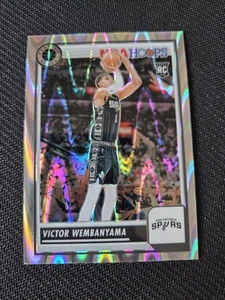 Victor Wembanyama 2023-24 NBA Hoops Premium Stock Basketball Rookie Card Seismic - Bild 1 von 2