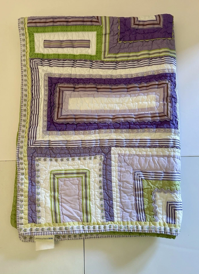 Edredón para cuna Pottery Barn Baby acolchado retazos verde lavanda cinta púrpura Foto 1 de 3