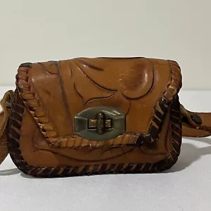 Mini borsa western vintage in pelle lavorata con patta e cinturino - Foto 1 di 7
