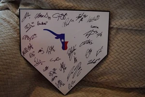 2025 TEXAS LONGHORNS TEAM FIRMATO HOME PLATE FLORES,GASPARINO,GALVAN BELYEU CON CERTIFICATO DI AUTENTICITÀ - Foto 1 di 7