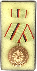 Medaglia al merito della Germania dell'Est DDR, bronzo (K) - Foto 1 di 2