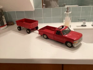 1:16 ertl ford farm pickup and trailer. heavy metal very similar to tonka toy - Picture 1 of 12