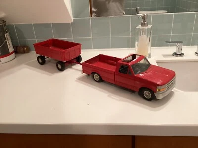 1:16 ertl ford farm pickup and trailer. heavy metal very similar to tonka toy - Image 1 of 4