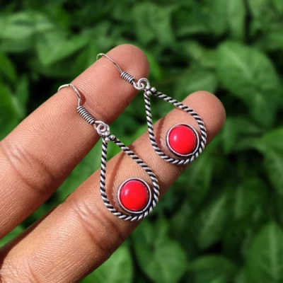 Hermoso pendiente colgante de piedras preciosas de coral rojo 1 par de joyas enchapadas en plata 925 Foto 1 de 4