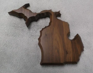 Tablero de placa de nogal macizo corte personalizado State of Michigan 8 1/2 " w x 7 1/2" t - Imagen 1 de 1