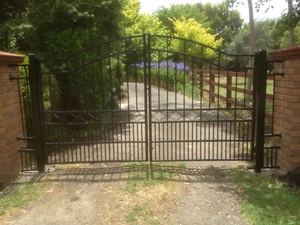 ALUMINIUM HOMEBUSH DRIVEWAY GATES 1800-2100/2 x 1500 BLACK - Picture 1 of 3