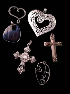 Vintage LOT OF 6 NECKLACE PENDANTS, Art Glass, Crystal's, Cross and Hearts - Picture 1 of 7