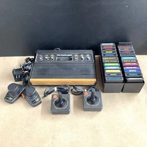 Atari 2600 Launch Edition Woodgrain Konsole Bundle mit 24 Spielen - Bild 1 von 12