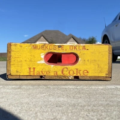 Caja de botella de Coca-Cola dividida de madera amarilla roja años 50 Muskogee Oklahoma Foto 1 de 4
