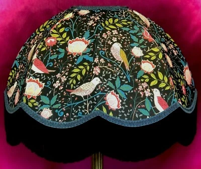 Lámpara de mesa William Morris Strawberry Thief pantallas a juego con cojín y cortinas. Foto 1 de 4