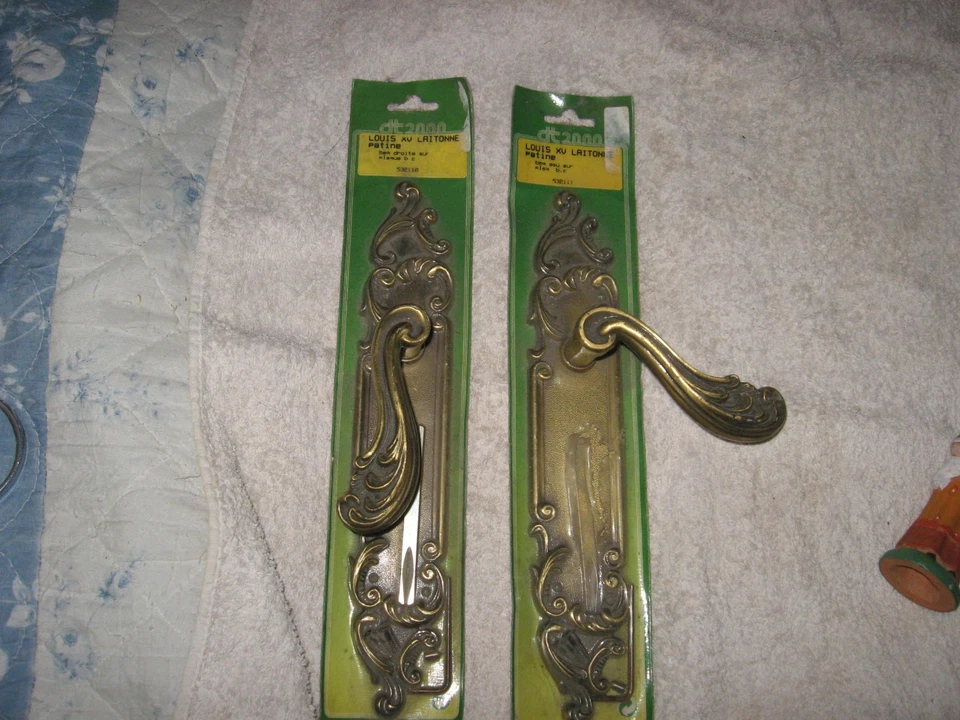 Paire de Poignées de Porte  avec plaques de propreté,  style Louis XV en laiton - Photo 1/1