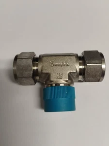 Swagelok SS-316 Stainless Steel Male  Tee   3/4" C  X  3/4”  C X  3/4” MNPT - Picture 1 of 4