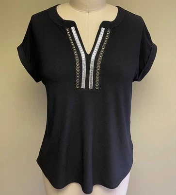 89th & Madison Mujer’s Blusa Negra Manga Corta con Encaje y Pedrería Foto 1 de 4