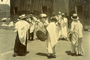 Madagascar Malagasy Musicians Street Orchestra Old Photo Ramahandry 1910' - Picture 1 of 3