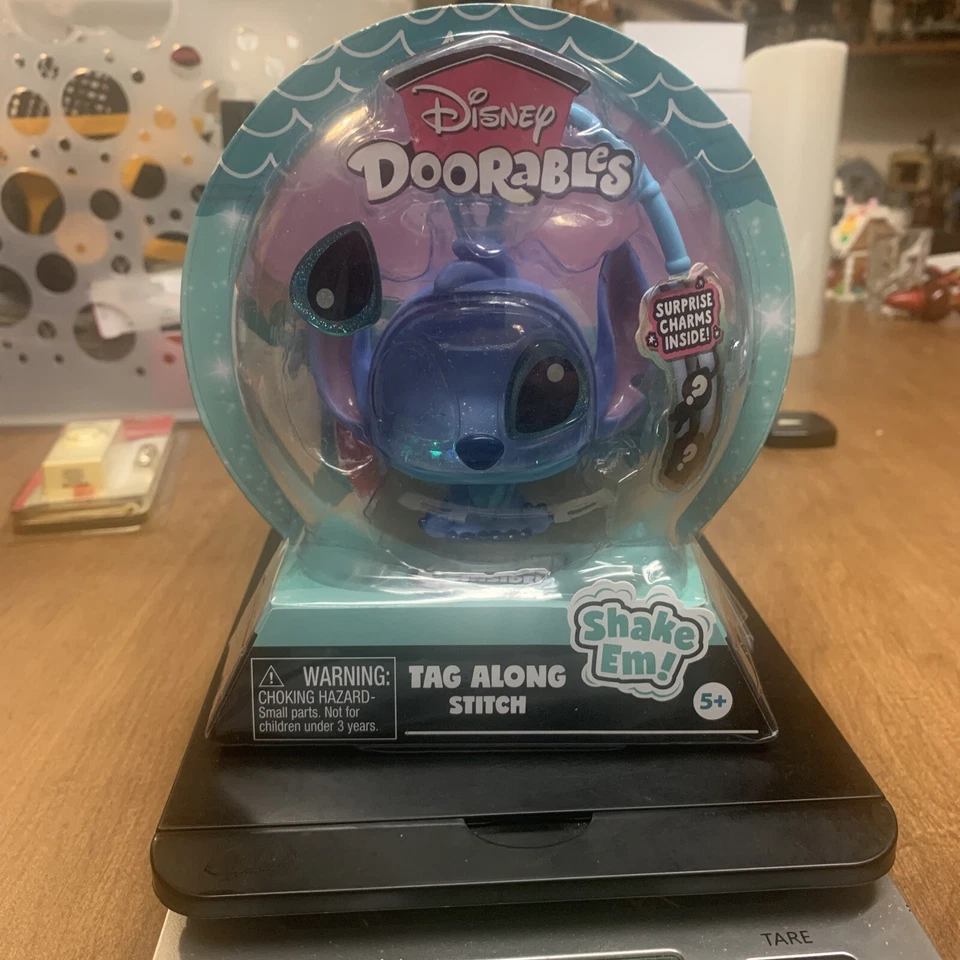 DISNEY DOORABLES Etiqueta a lo largo de la puntada con dijes sorpresa ¡NUEVO! Foto 1 de 2