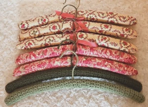 VTG Beige Pink Green Cotton Floral Print Crochet Covered Hangers Padded Lot of 7 - Picture 1 of 4