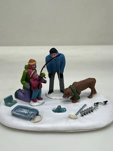 Acento de mesa Lemax Christmas Village "Su primer pez" #03513 - Imagen 1 de 10