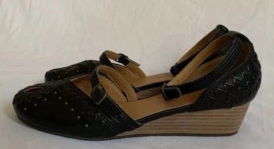 Sandálias femininas FRYE TESS de couro preto mini cunha alça no tornozelo tamanho 8 M -W27 - Imagem 1 de 4