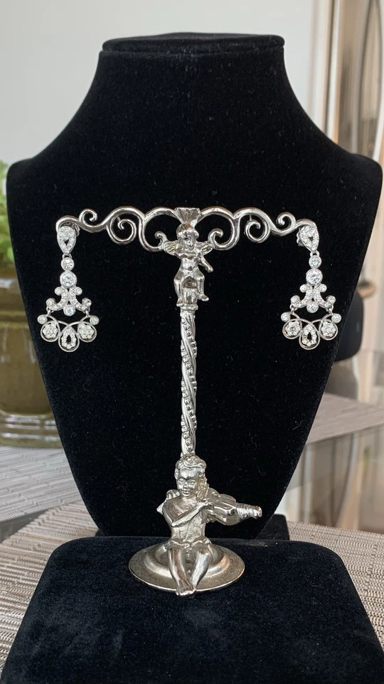 Pendientes colgantes con bisagras con tachuelas de cristal pavé y bisel Nadri tono plata Foto 1 de 4