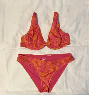 Top y parte inferior de bikini Hollister rosa floral acanalado con aros talla mediana Foto 1 de 4