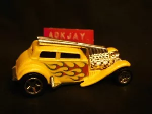 Hot Wheels 2007 NUOVI MODELLI ~ tubi dritti ~ giallo e fiamme con base in metallo grezzo - Foto 1 di 3