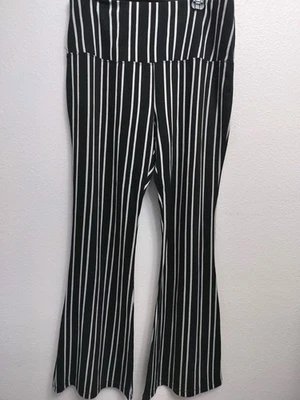 Pantalones elásticos acampanados a rayas blancas y negras Foto 1 de 4