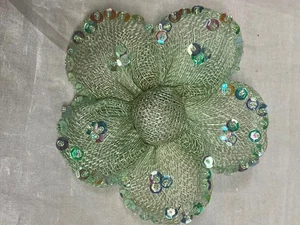 Pin flor verde menta vintage con lentejuelas años 70 - Imagen 1 de 4