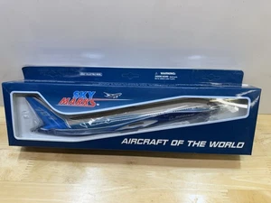 SKYMARKS (SKR187) BOEING HOUSE DEMO 787-8 MODELL IM MASSSTAB 1:200 - Bild 1 von 5