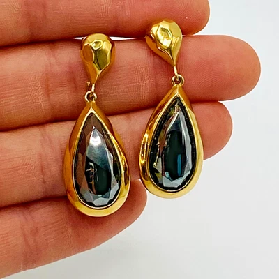 Pendientes perforados de piedra negra tono dorado con lágrima firmados por Givenchy de 1 1/2" Foto 1 de 4