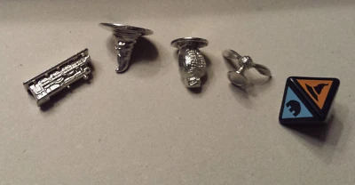 4 Metal Tokens and 8-sided die from Harry Potter Scene It Game - Image 1 of 2