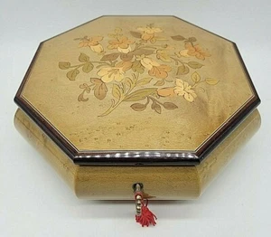 ** REUGE ITALY OTTAGONALE FLOREALE LEGNO INTARSIATO GIOIELLI / MUSIC BOX con CHIAVE "A MODO MIO" ** - Foto 1 di 7