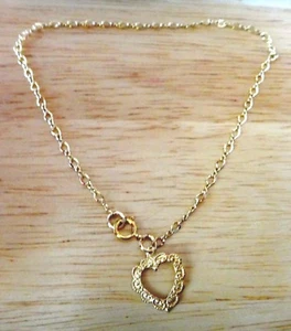 Figura PEQUEÑA enchapada en oro 14K 8 eslabón con dije corazón de 14x12mm en pulsera al tobillo - Imagen 1 de 4