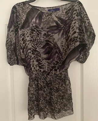 Miley Cyrus Max Azria~Top Transparente Cinza~Preto/Roxo Estampa ~ Cintura Batida ~Pequeno - Imagem 1 de 4