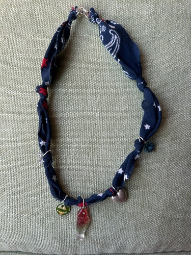 VETEMENTS Collana girocollo rosso bianco blu bandana charm pesce bikini cuore fiore chiusura 18 pollici