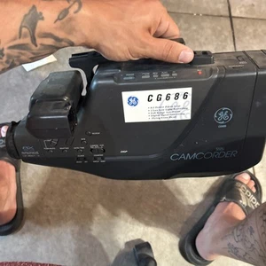 Vintage GE CG686 VHSVideo Camera Camcorder 8X Power Zoom Auto (PARTS) - Picture 1 of 5