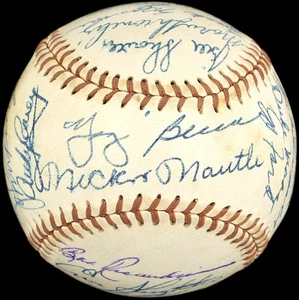 HERMOSO 1958 Equipo Yankees Firmado Béisbol Yogi Berra Duke Maas Whitey Ford JSA - Imagen 1 de 7