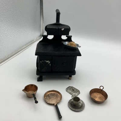 Estufa de madera negra miniatura vintage para casa de muñecas horno y olla Cooper utensilios de cocina Foto 1 de 4