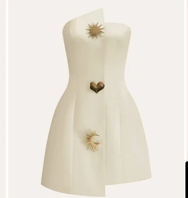 Novo com etiquetas Commense pequeno vestido assimétrico dourado com botões estilo schiaparelli - Imagem 1 de 4